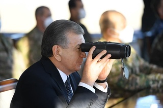 Shavkat Mirziyoyev watches military training exercises