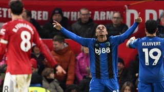 Гол Эли Жуниора Крупи спас «Борнмут» в перестрелке с МЮ