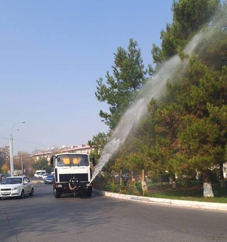 Хокимият Ташкента организовал полив улиц и включение фонтанов для снижения загрязнения воздуха