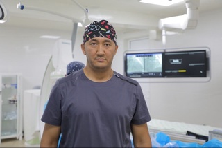 1,5 йил ичида 400 дан ортиқ стентлаш амалиёти ўтказган сирдарёлик жарроҳ ҳақида биласизми?