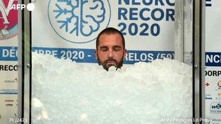 Французский медик простоял во льду больше 155 минут и побил мировой рекорд