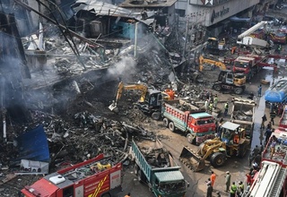 Число жертв пожара в ТЦ в Карачи возросло до 60 человек