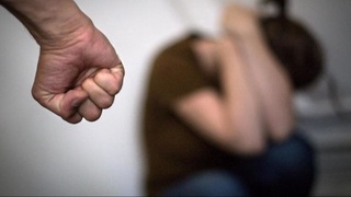 8 yoshli oʻgʻlining boʻgʻziga pichoq tiragan otaga jinoyat ishi qoʻzgʻatildi