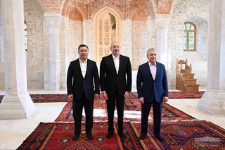 Президенти Ӯзбекистон бо корҳои созандагӣ дар Шуша шинос шуд