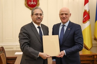 Ўзбекистоннинг Украинадаги элчиси “Туризм фидойиси” кўкрак нишони билан тақдирланди