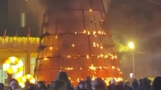 В Грузии загорелась новогодняя елка во время церемонии зажжения огней