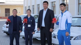 Тошкент вилояти ҳокими олимпиадачиларга автомашина берди
