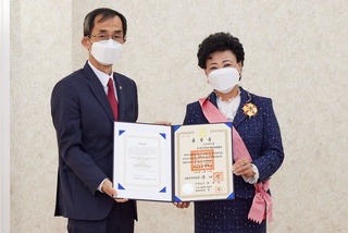 ​Вручение ордена «За дипломатические заслуги» министру дошкольного образования Агриппине Шин