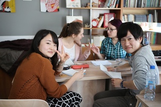 Yaponiyada ishlash istagidagi fuqarolarga til va kasb oʻrgatiladi