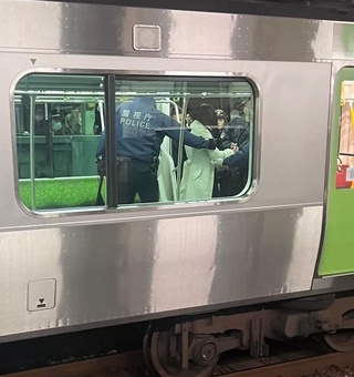 Токиода аёл пичоқ билан метро йўловчиларига ҳужум қилди