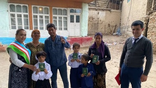 Бир оиланинг 4 фарзандига туғилганлик гувоҳномалари топширилди