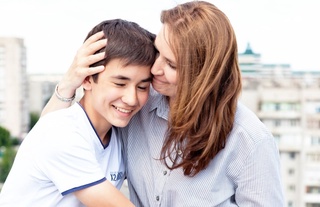 Ўсмир ёшидаги фарзандингизни “йўқотиб қўймаслик” учун улар билан дўст бўлинг!