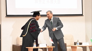 Япония ташқи ишлар вазирига фахрий доктори унвони берилди