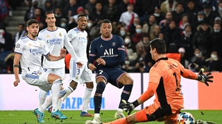 Месси не забил с пенальти, но Мбаппе его выручил голом