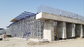 В Узбекистане строится первый монолитный путепровод