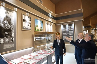 Президентҳои Ўзбекистон ва Русия хотира ва корнамоии халқҳои моро пос доштанд