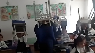 Darsga tayyorgarlik koʻrmay kelgan oʻquvchilar oʻzlari oʻtirgan stullarni koʻtarishga majbur qilindi