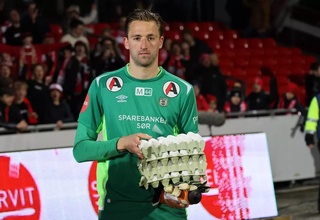 Норвегия: Лучшему игроку матча в качестве награды вручили куриные яйца