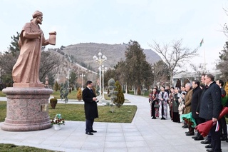 Накануне дня рождения Алишера Навои в Ашхабаде возложили цветы к его памятнику