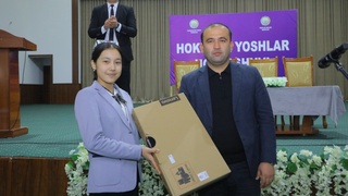 Учқўрғон ҳокими баҳрибайт уюштирди ва ғолибга ноутбук совға қилди