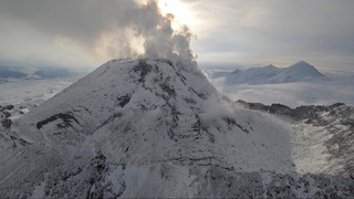 Kamchatkadagi vulqonning “uyg'onishi”dan osmonni besh ming metr balandlikkacha kul tumani qopladi