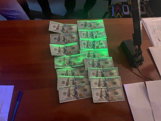 Самарқандда ҳоким ёрдамчиси 1 500 АҚШ доллари пора билан ушланди