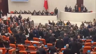 Turkiya parlamenti deputatlari byudjet muhokamasi chog'ida mushtlashdi