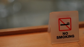 Испанияда карантин сабаб кўчада чекиш тақиқланди