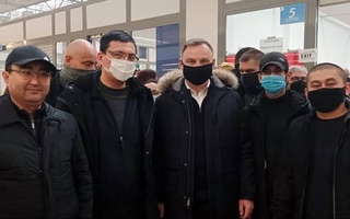 Президент Польши посетил накопительный пункт на украинско-польской границе и пообщался с узбекистанцами