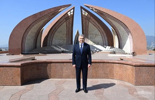 Мемлекет басшысы «Пәкістан монументі» ұлттық мемориалдық кешеніне барды