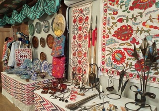 Санкт-Петербургда Ўзбекистон халқ амалий санъати кўзгармаси бўлиб ўтди