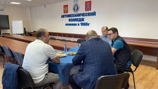 Санкт-Петербургдаги Автомеханика коллежида ўзбекистонлик меҳнат мигрантлари касбларга бепул ўқитилади