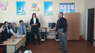 Канадалик профессор овулдаги мактабда бўлди