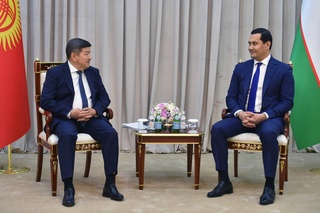Сардор Умурзаков и Акылбек Жапаров обсудили актуальные вопросы сотрудничества