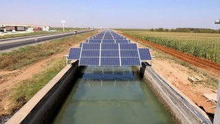 В целях сбережения земли и воды Индия размещает солнечные установки на каналах
