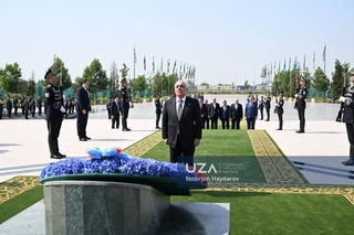 Әзербайжан Бас министри Ғәрезсизлик монументине гүл қойды