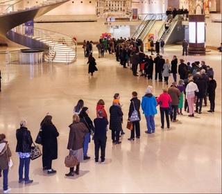 Луврдаги Ўзбекистон кўргазмасини томоша қилиш учун турнақатор навбат юзага келди