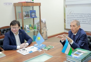 Қозоғистон Ёзувчилар уюшмаси вакиллари ўзбек биродарлари билан учрашди