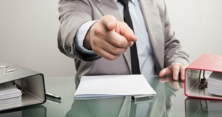 Йиғилишда асабини жиловлай олмаган бошлиққа ҳайфсан берилди