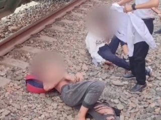 В Фергане подростков ударило током при попытке сделать селфи на крыше вагона поезда