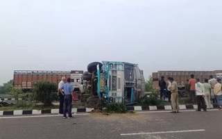 Ҳиндистонда автобус ҳалокатга учради, камида 18 киши ҳаётдан кўз юмди
