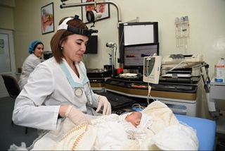 Yuqori texnologik operatsiyalar yordamida tugʻma nuqson bilan dunyoga kelgan chaqaloqlarning eshitish qobiliyati tiklanmoqda