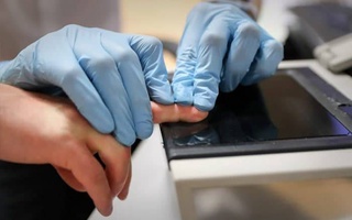 Иностранцы, прибывшие в Россию без виз и более чем на три месяца, будут сдавать биометрию