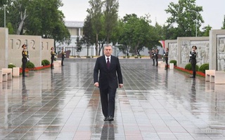 Shavkat Mirziyoyev lays flowers at the Memorial Complex “Ode to Fortitude”