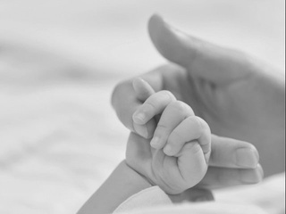 Qashqadaryoda egizak farzand koʻrgan ayol tugʻruqdan bir hafta oʻtib vafot etdi