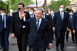 President holds a conversation with mahalla residents