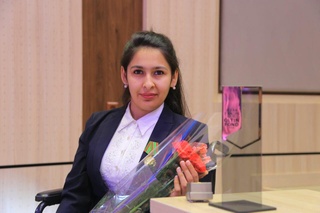 Аравачада ўтириб, пойабзал тўқиётган Малика