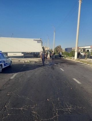 Тошкентда юк машинаси йўл четидаги тўсиққа бориб урилди