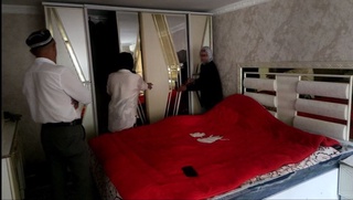 Ота фарзандини онасига бермаслик учун шкафга яшириб қўйди