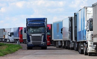 Қазоқистон бо Ӯзбекистон ба мувофиқа расид, ки ба убури 425 мошини вазнинбори бар асари обхезӣ дармонда иҷозат диҳад